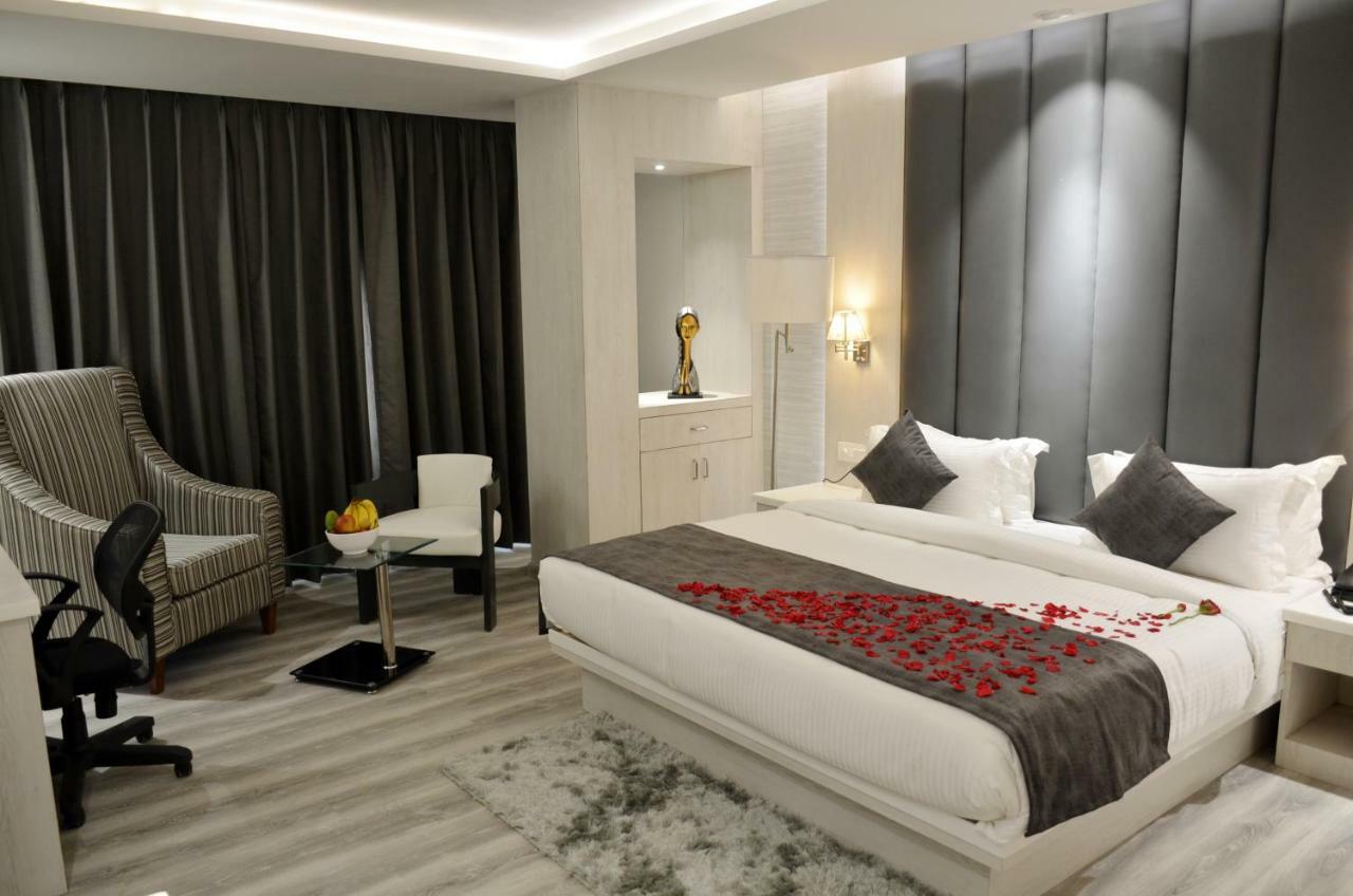 Hotel Radiance Bareilly Buitenkant foto
