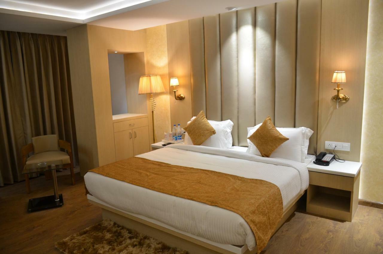 Hotel Radiance Bareilly Buitenkant foto