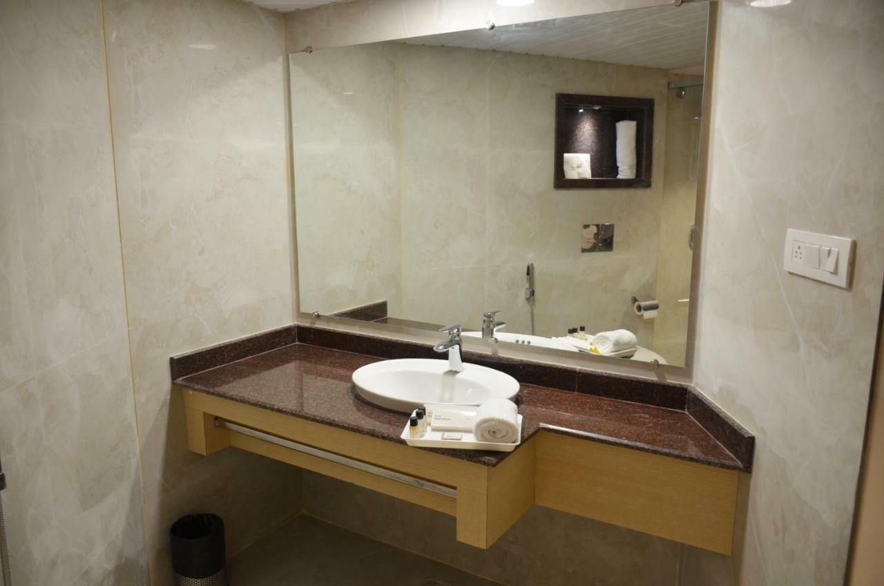 Hotel Radiance Bareilly Buitenkant foto